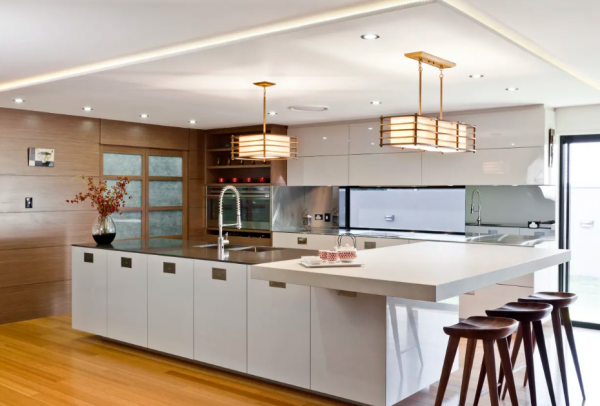 Dapur dengan langit-langit kayu bergaya shoji